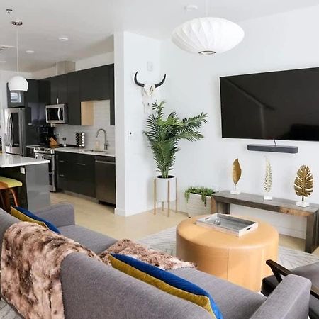 Walk To Downtown Ut Sports Famous Dining And Abundant Nightlife From This Luxury Condo W 3 Restaurants In The Complex オースティン エクステリア 写真