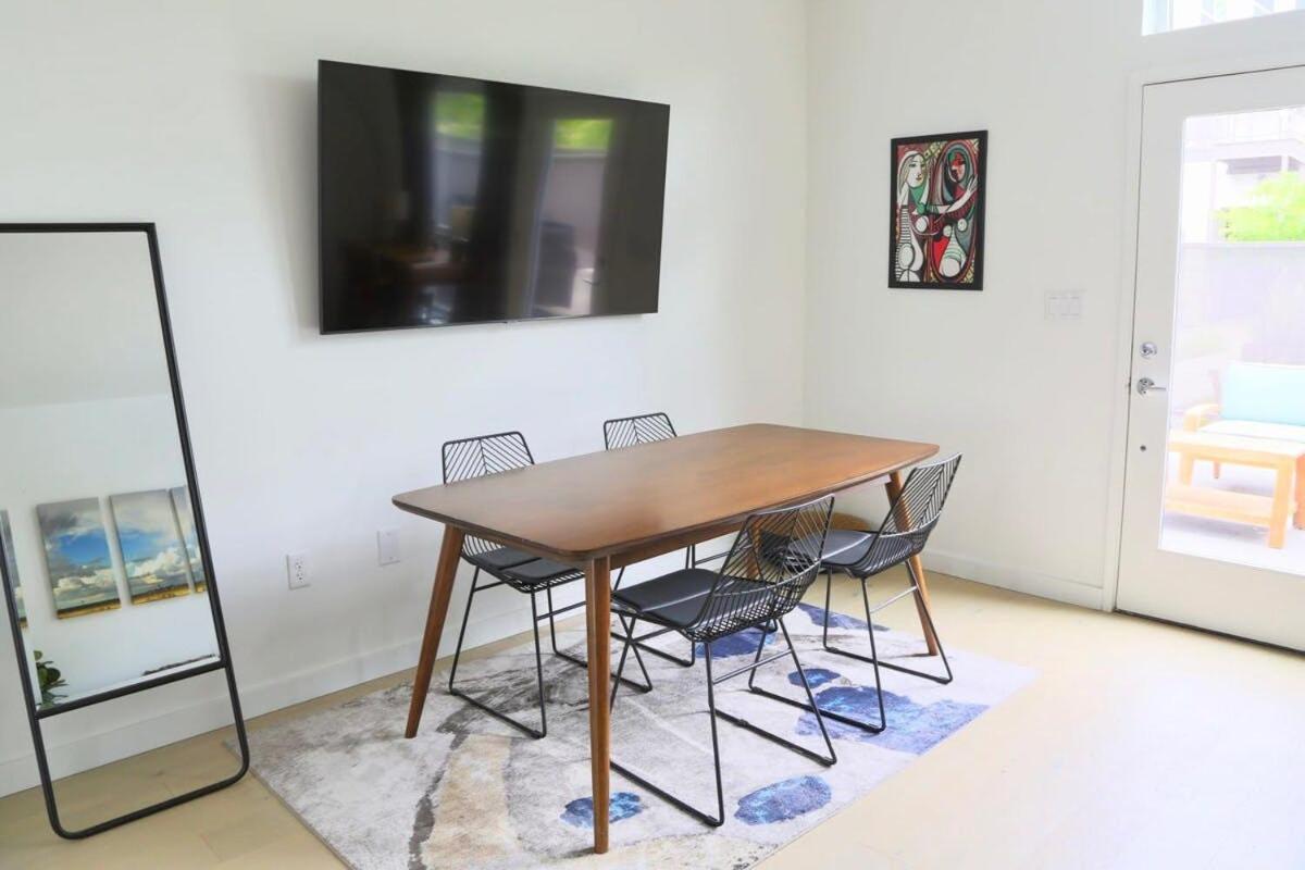 Walk To Downtown Ut Sports Famous Dining And Abundant Nightlife From This Luxury Condo W 3 Restaurants In The Complex オースティン エクステリア 写真