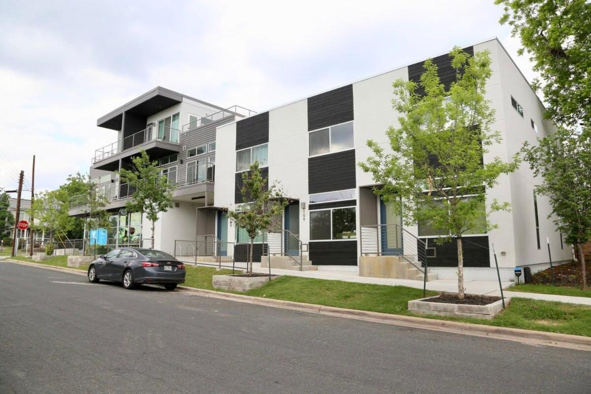 Walk To Downtown Ut Sports Famous Dining And Abundant Nightlife From This Luxury Condo W 3 Restaurants In The Complex オースティン エクステリア 写真