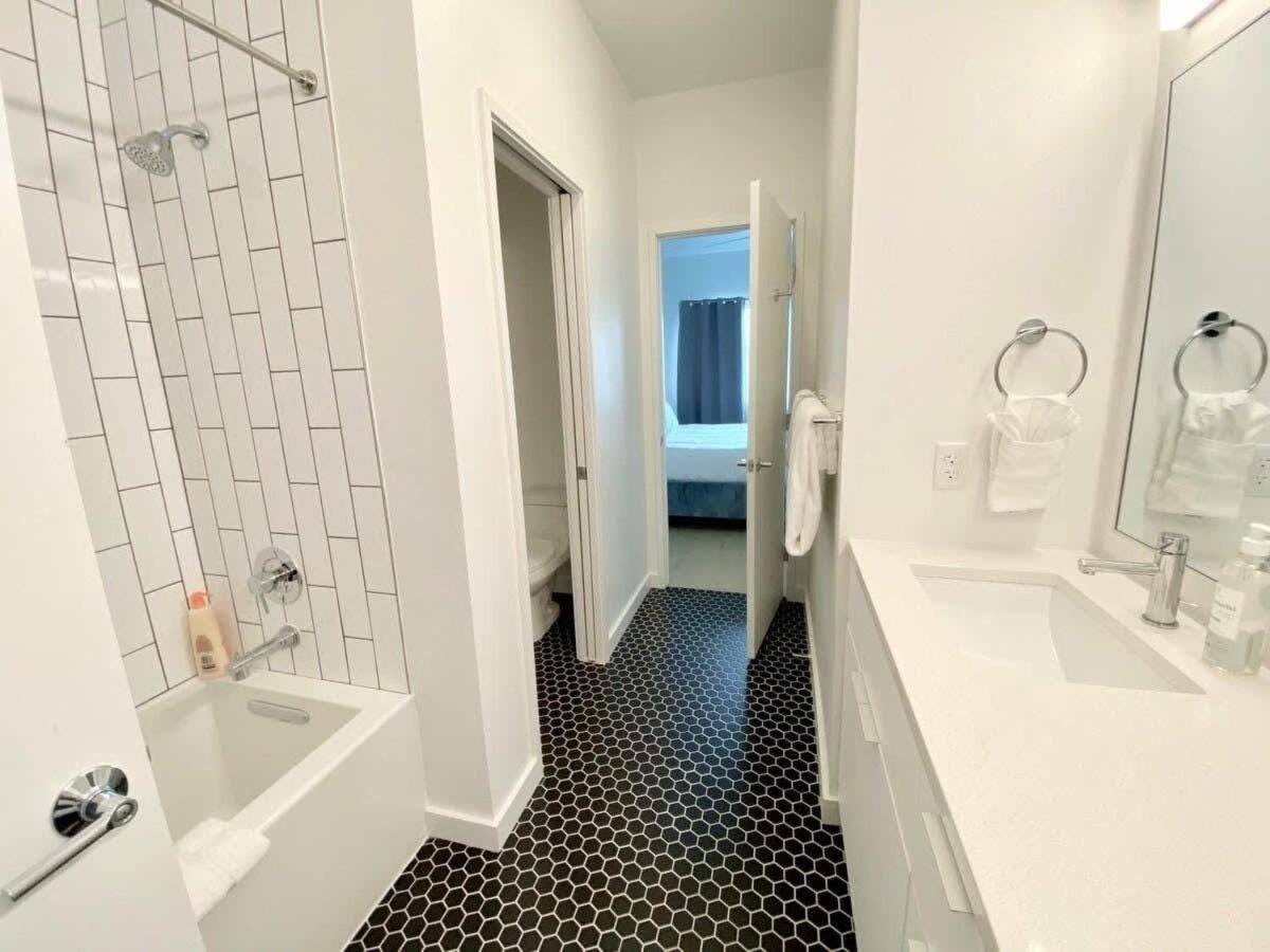 Walk To Downtown Ut Sports Famous Dining And Abundant Nightlife From This Luxury Condo W 3 Restaurants In The Complex オースティン エクステリア 写真