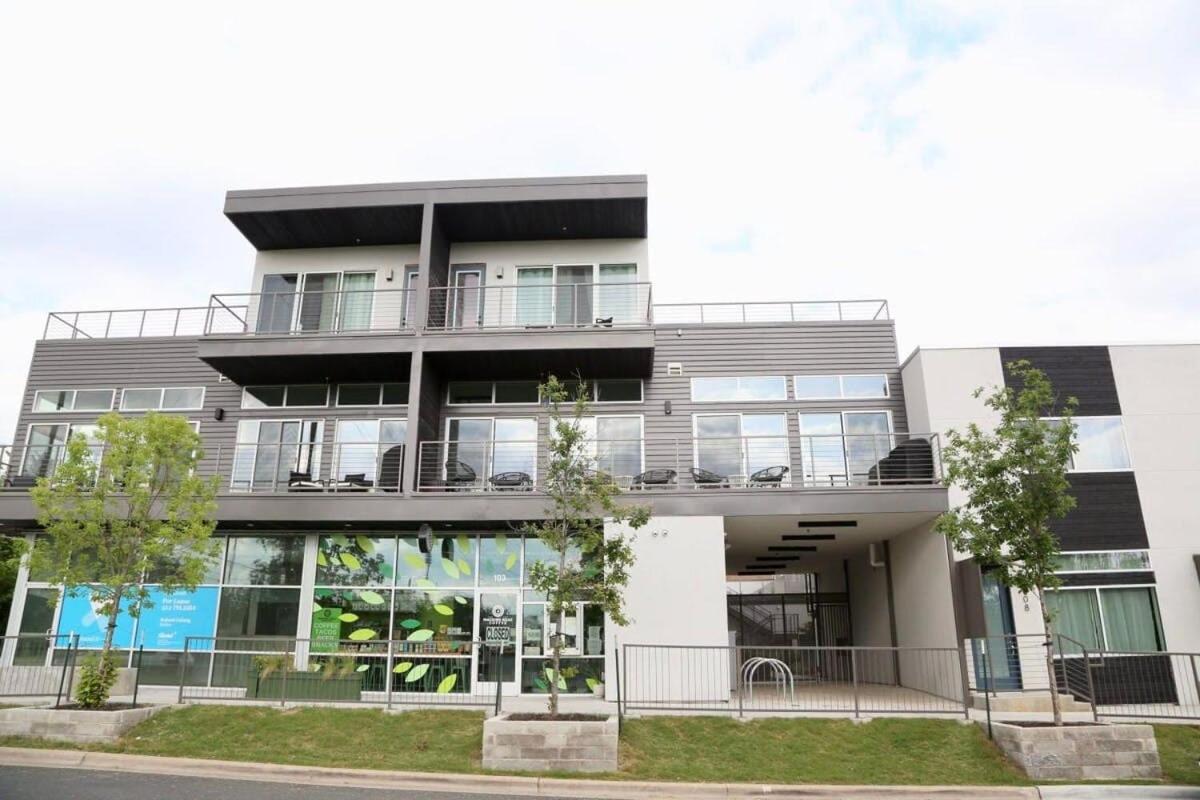 Walk To Downtown Ut Sports Famous Dining And Abundant Nightlife From This Luxury Condo W 3 Restaurants In The Complex オースティン エクステリア 写真