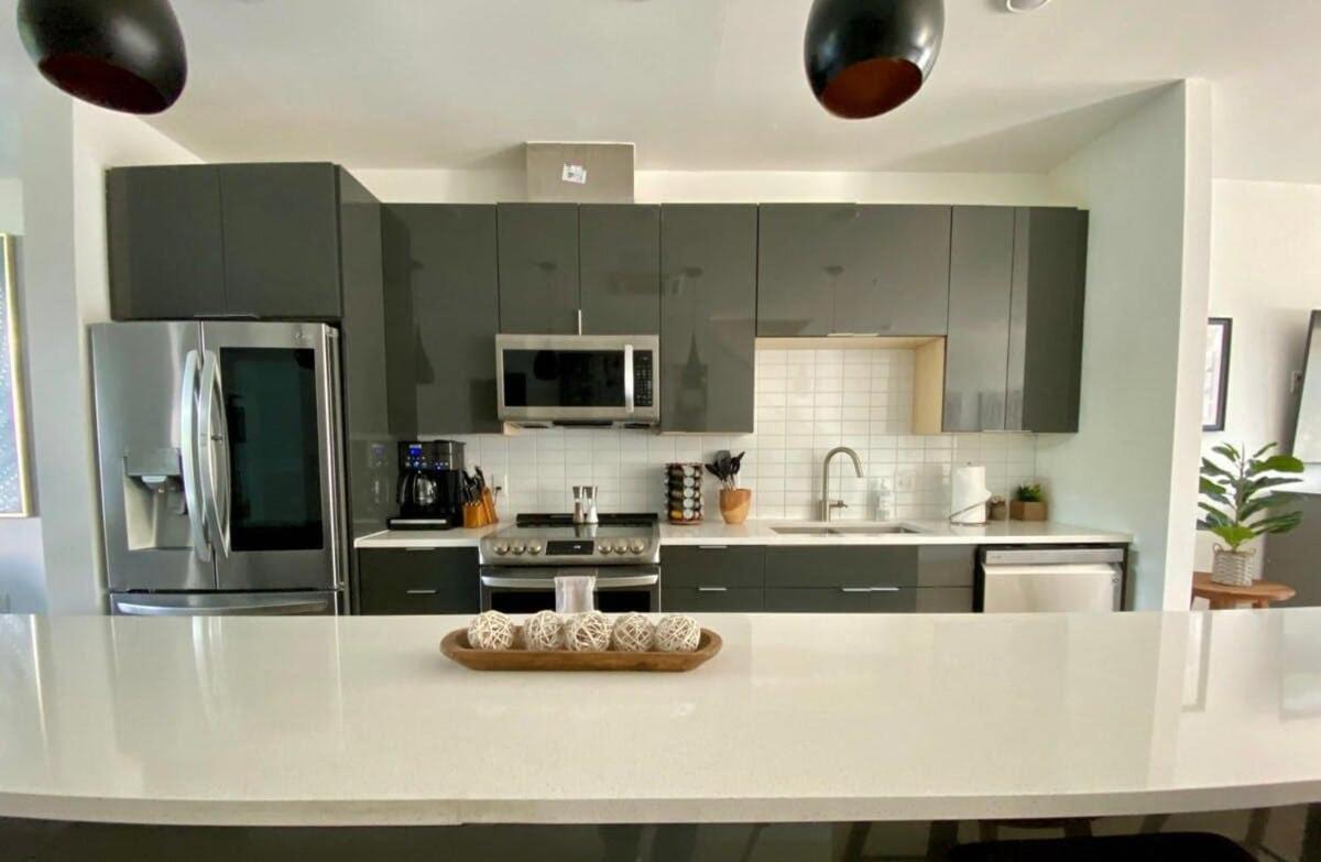 Walk To Downtown Ut Sports Famous Dining And Abundant Nightlife From This Luxury Condo W 3 Restaurants In The Complex オースティン エクステリア 写真