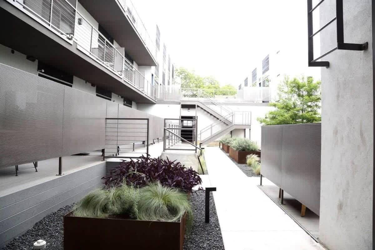 Walk To Downtown Ut Sports Famous Dining And Abundant Nightlife From This Luxury Condo W 3 Restaurants In The Complex オースティン エクステリア 写真